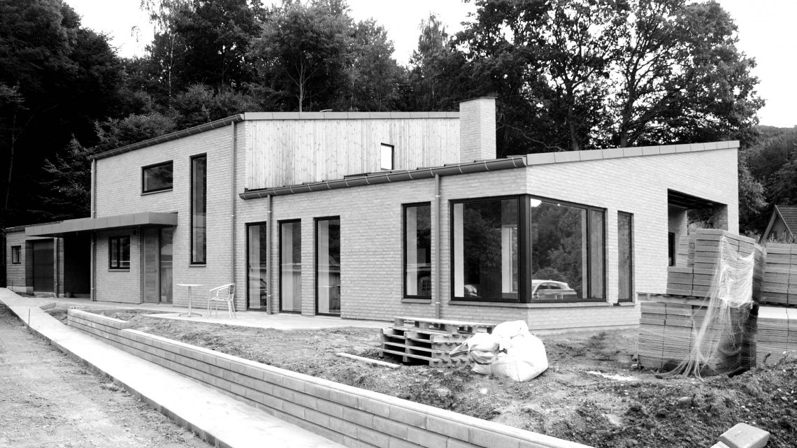 Arkitekttegnet villa i skovkanten med panorama vinduer