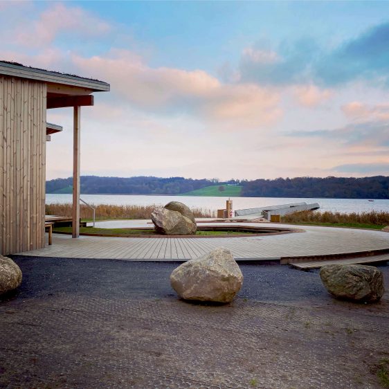 Hop I fjordens badehus og badebro er arkitekttegnet