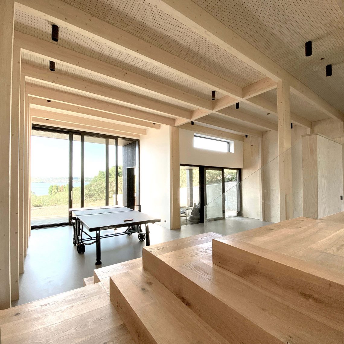 Multirum i niveauer i arkitekttegnet tilbygning