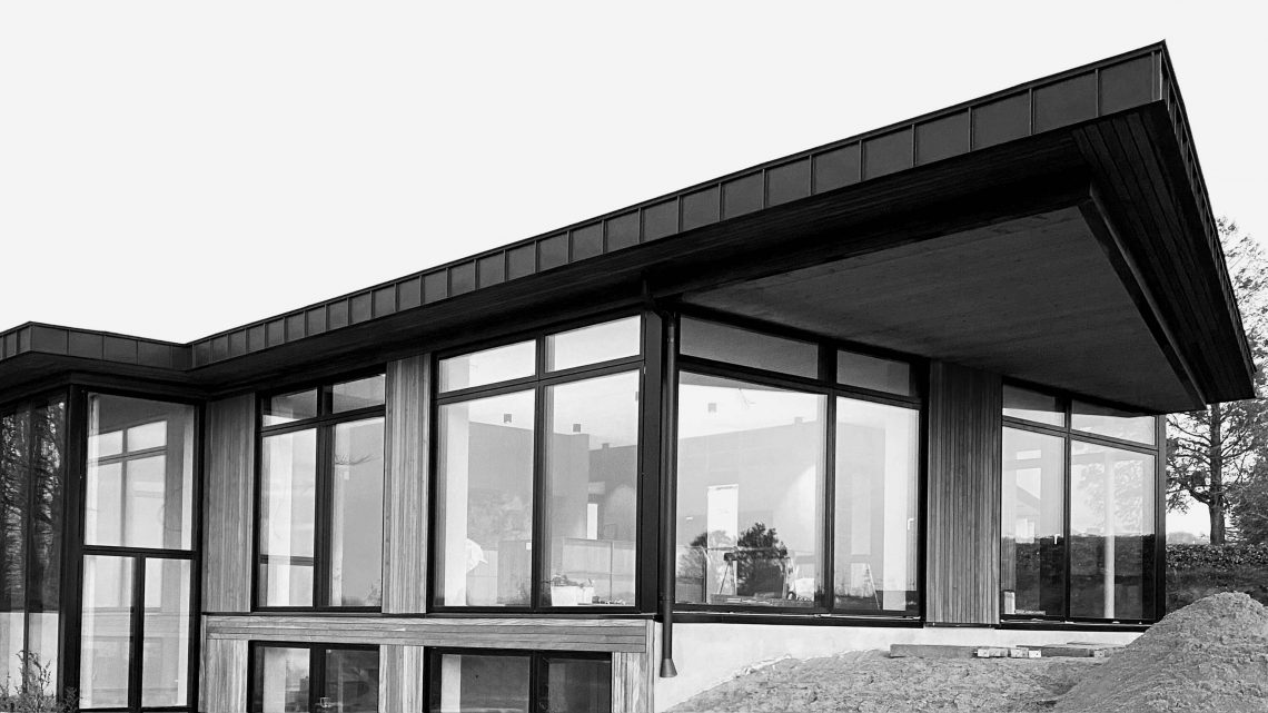 Arkitekttegnet villa med unik beliggenhed