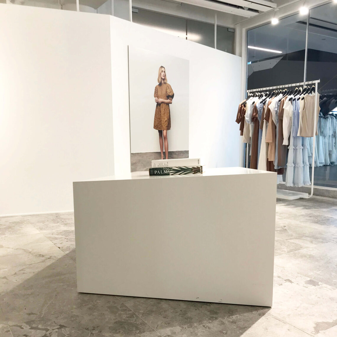 Reinholdt rud showroom designet for YAS Bestseller galleriinspireret